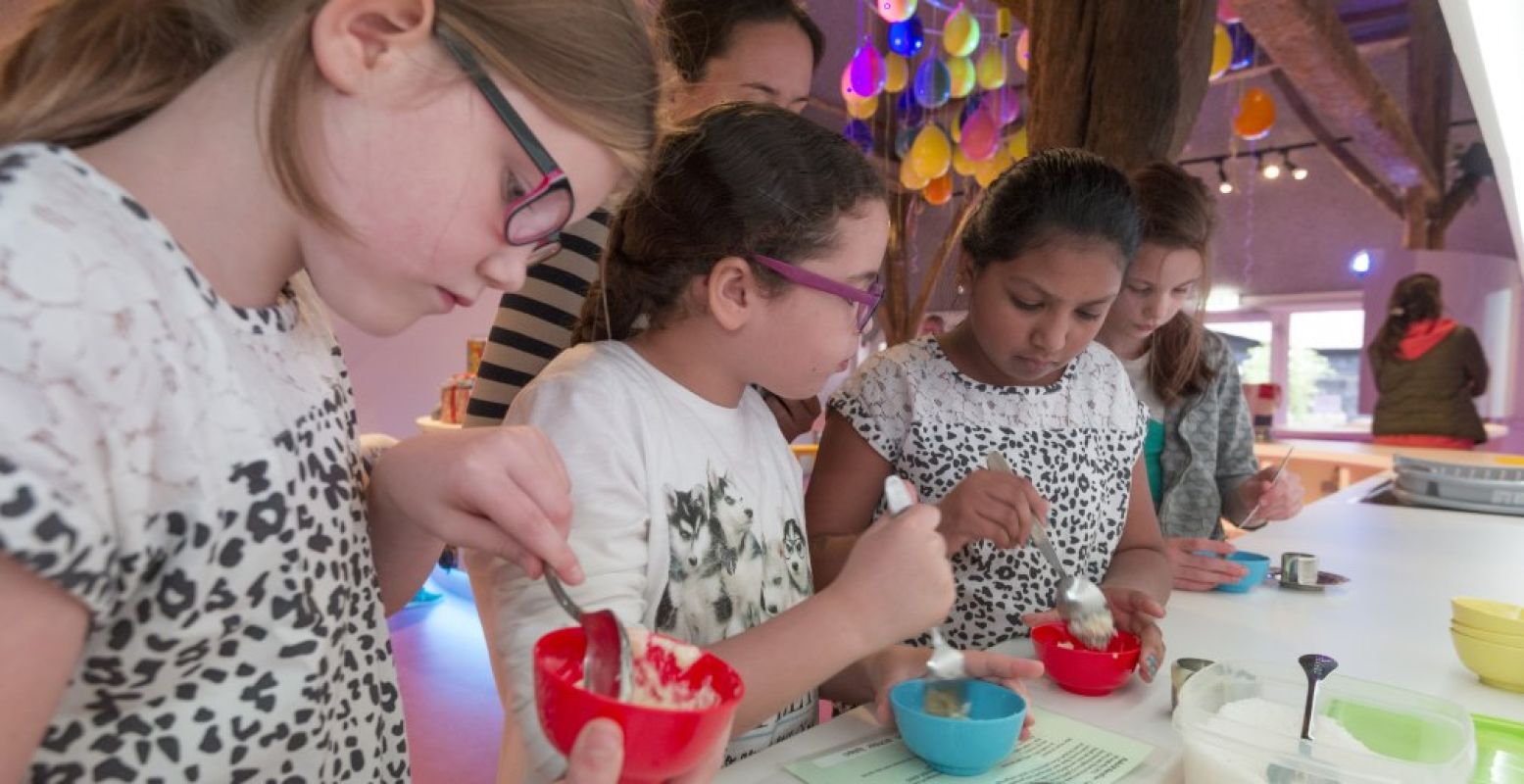 Kinderen ontdekken van alles over suiker in de Suikerwerkplaats. Foto: Nederlands Openluchtmuseum