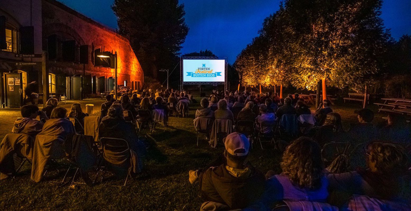 Film zien onder de sterren! Neem eventueel een dekentje mee en je eigen stoel. Foto: Forten.nl