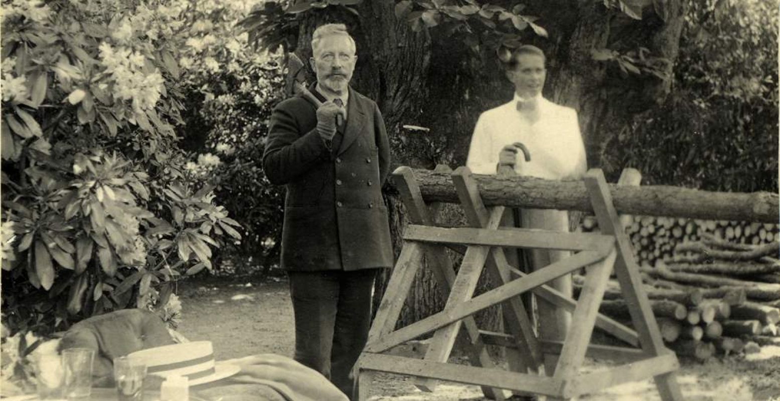 Keizer Wilhelm met de door hem omgehakte kerstboom tijdens zijn verblijf in Kasteel Amerongen. Foto: Kasteel Amerongen