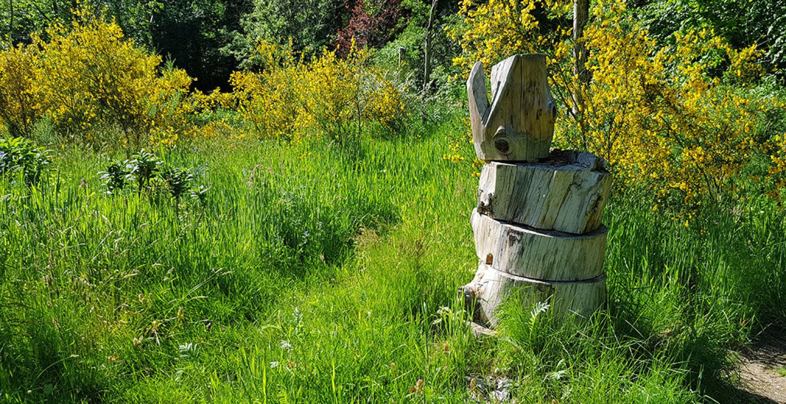 Onverwacht: een beeld in een groen hoekje. Oh, wacht, is dit een bijenhotel? Foto: DagjeWeg.NL Â© Tonny van Oosten