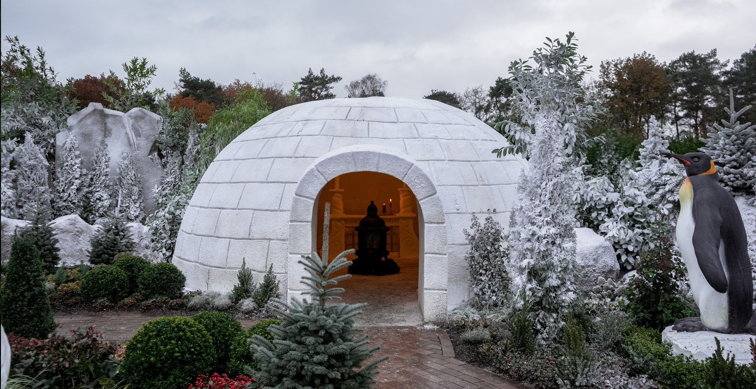 Een kacheltje en mooie lichtjes maken de iglo in de wintertuin beregezellig. Foto: 't Veluws Zandsculpturenfestijn