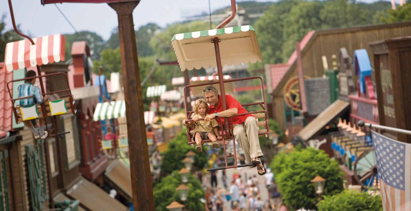 Met de kabelbaan over het park. Foto: Attractiepark Slagharen