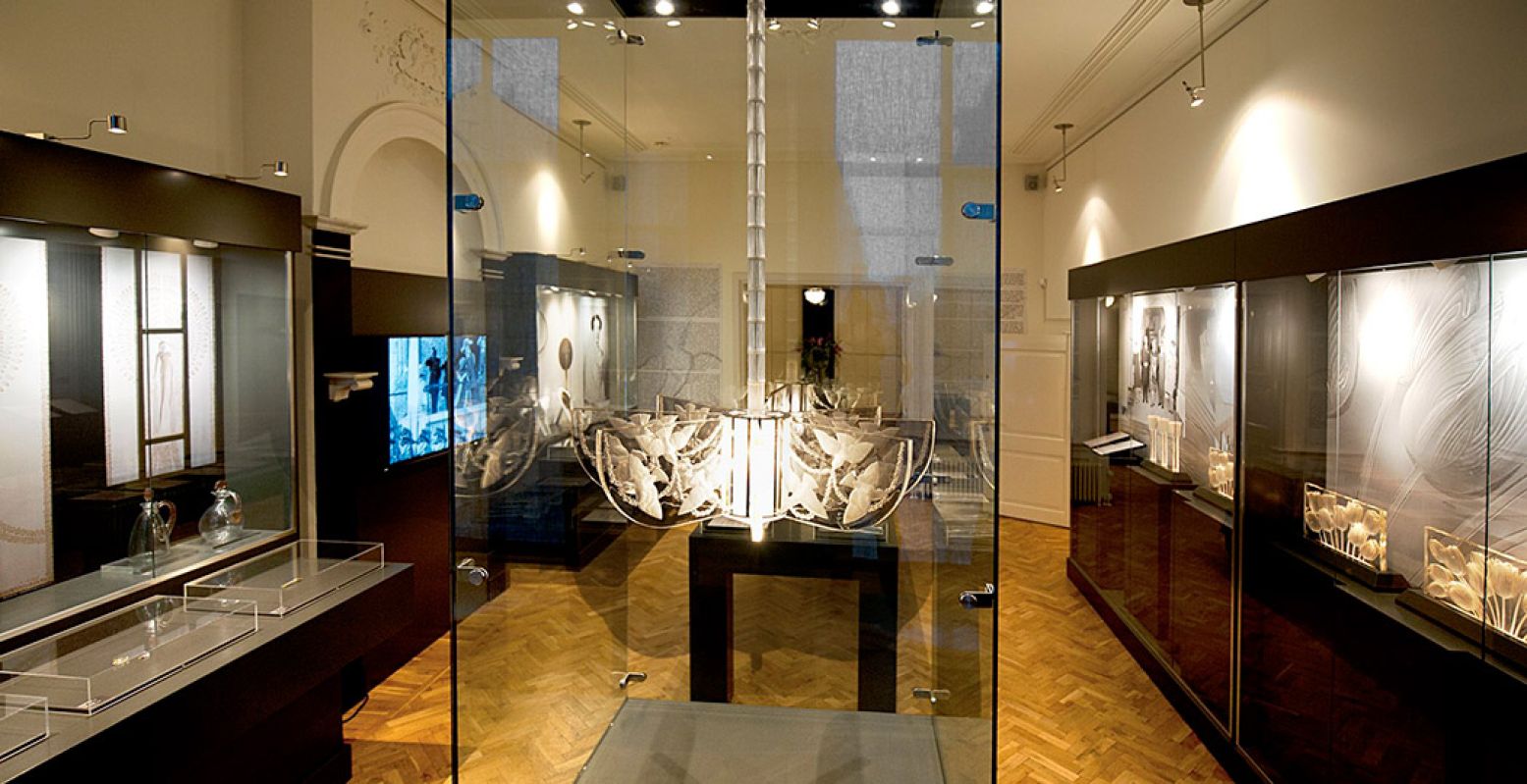 Overzicht van de expositie Koninklijk Licht, waar de juwelenexpositie een onderdeel van is. Foto: Museum Lalique © Linda Roelfszema