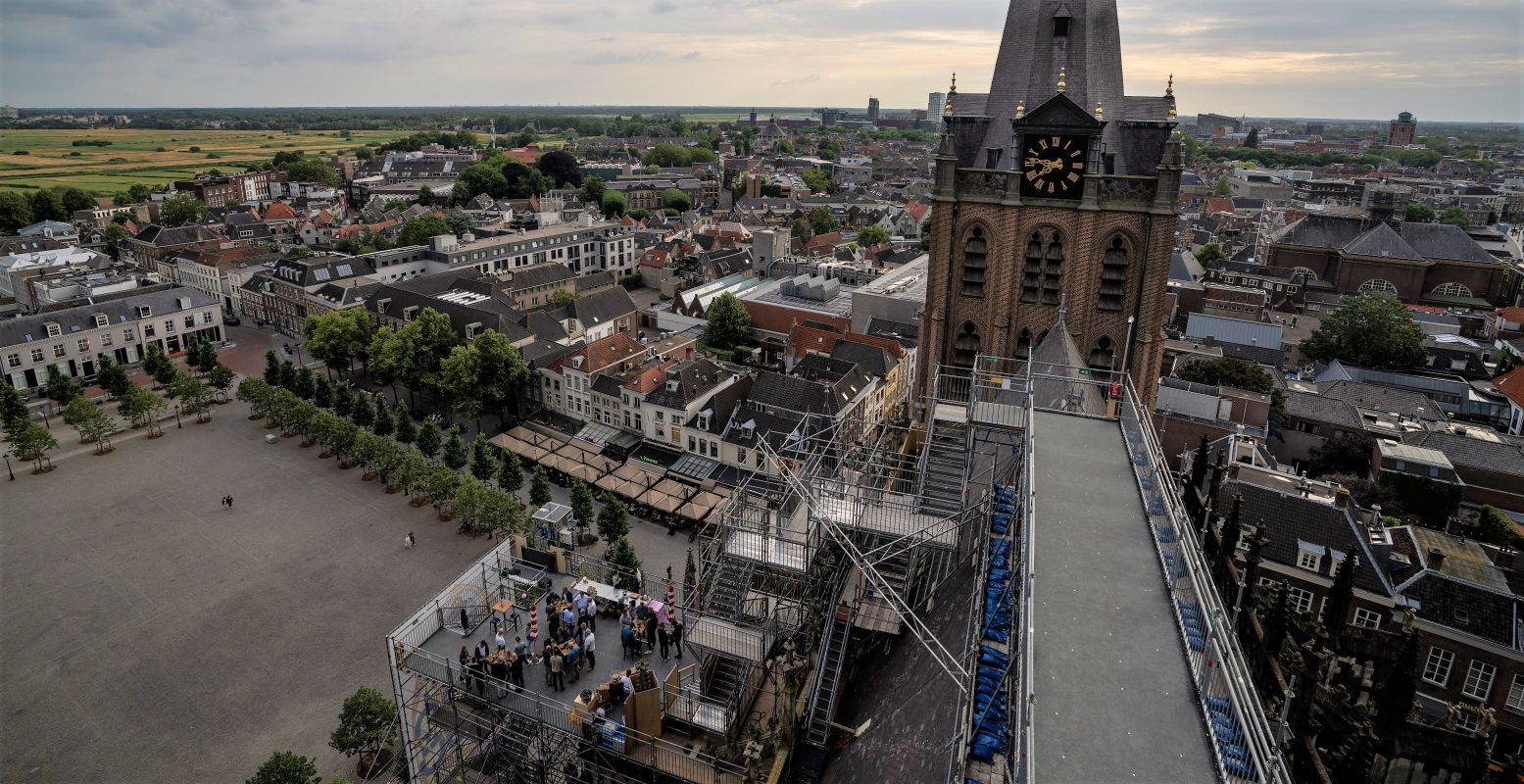 Je kunt ook eten op het eerste plateau van de klim, of deze huren voor je eigen borrel - 42 meter hoog. Foto: De Avontuurlijke Klim © Caboom