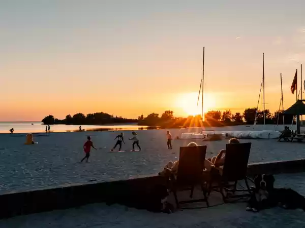 Camping De Holle Poarte Genieten in de laatste zonnestralen van de dag. Foto: Camping De Holle Poarte