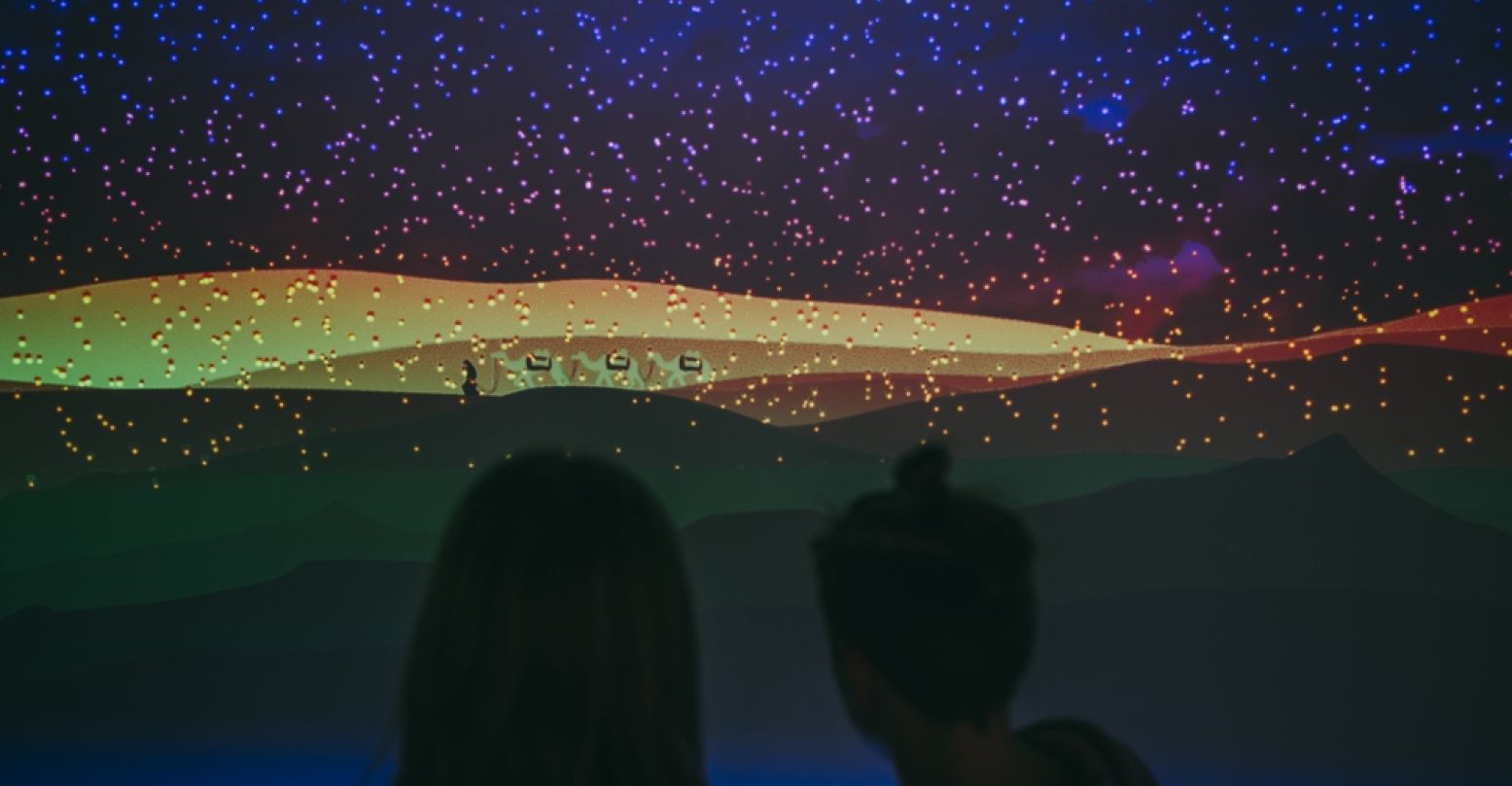 De Amsterdamse gamestudio YIPP maakte een indrukwekkend decor voor het museum waarin het via een prachtige zonsondergang en een nacht vol twinkelende sterren weer dag wordt. Foto: Storyworld © Stella Dekker