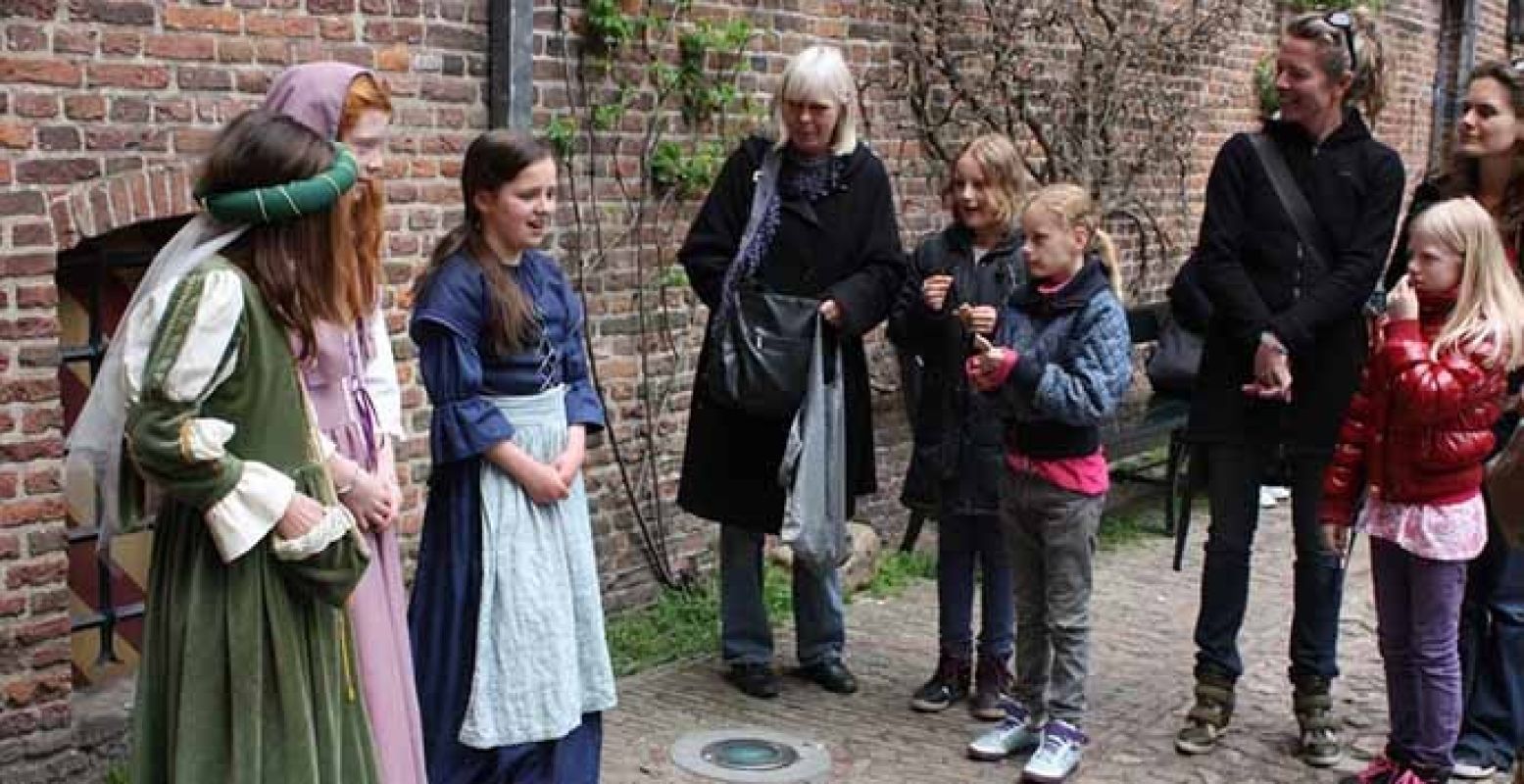 Jonge gidsen vertellen de leukste verhalen over de bewoners van het kasteel. Foto: Muiderslot