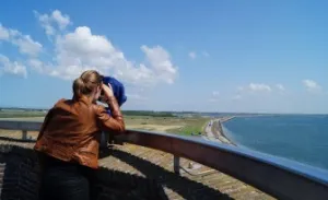 Bewonder Zeeland op de Plompe Toren Alles van dichtbij bestuderen met een verrekijker. Foto's: Grytsje Anna Pietersma