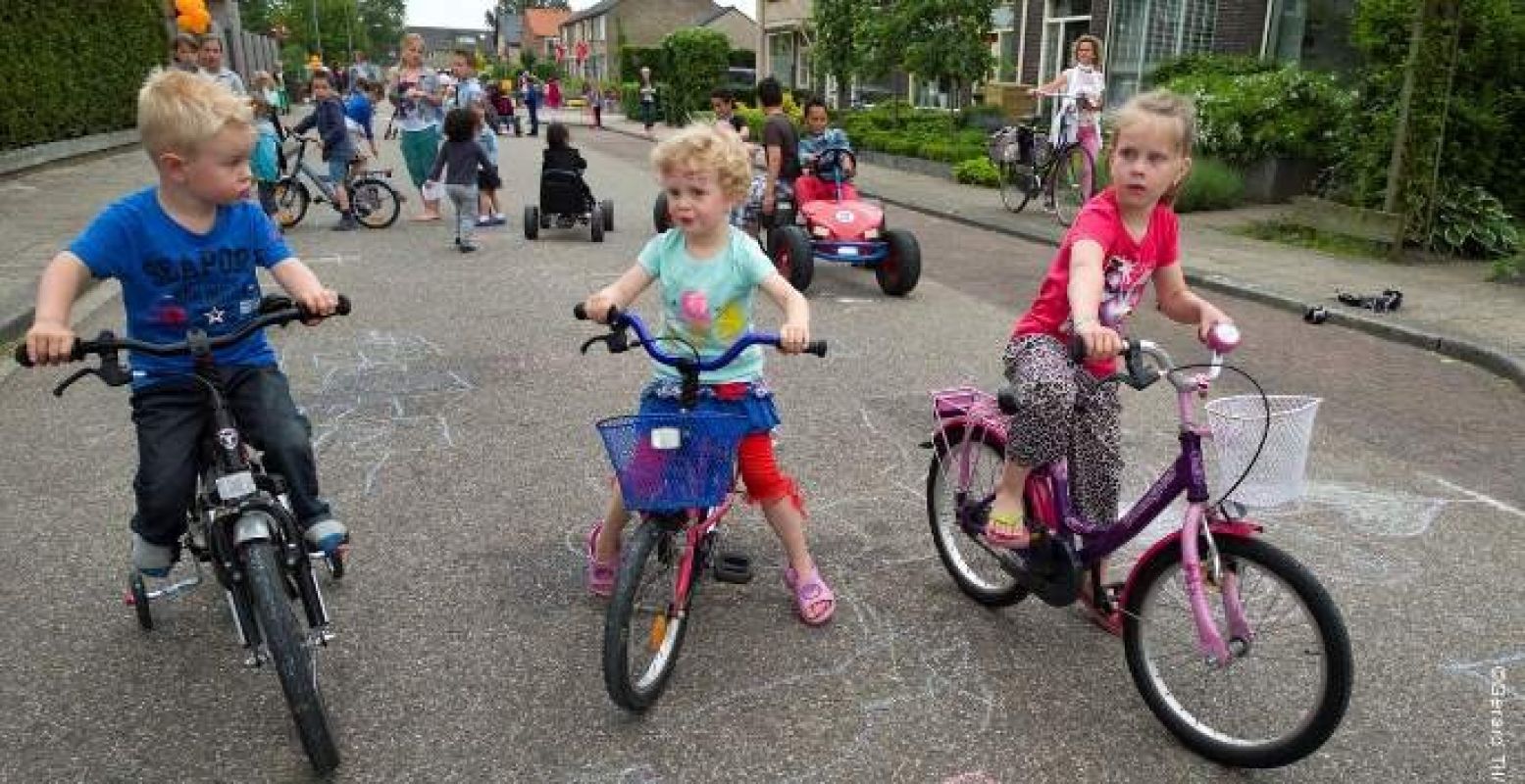 De straat is helemaal het terrein van de kinderen! Foto: Jantje Beton, copyright Gerard van Til