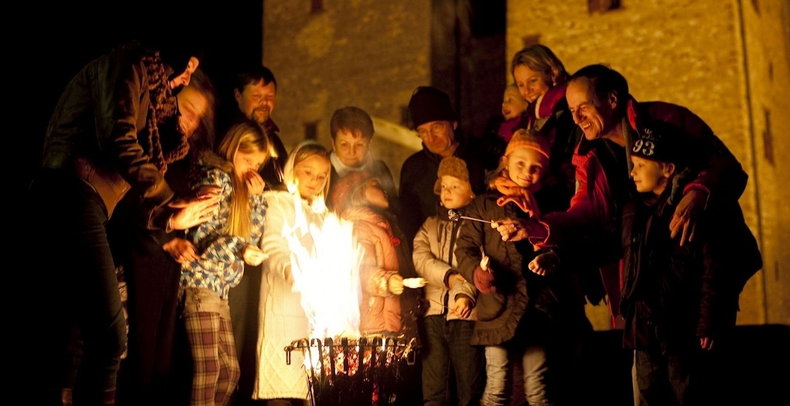 Beleef tijdens de kerstvakantie een sfeervolle dag op Slot Loevestein. Extra sfeervol zijn de vier kaarslicht avonden. Foto: Slot Loevestein/Stichting Liniebreed Ondernemen