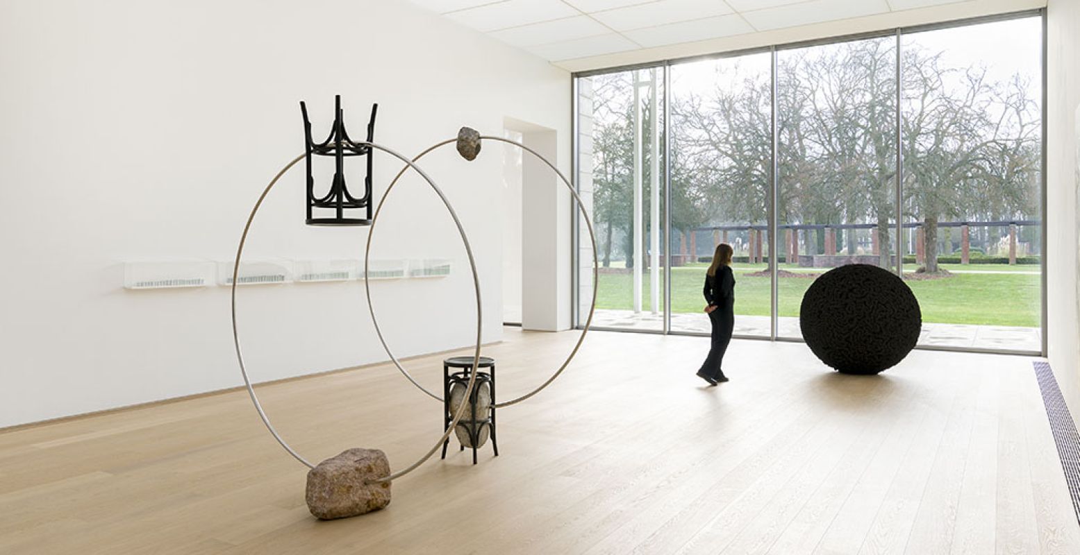 Kunstwerken die ingenieus een kantelmoment weergeven blijken vanuit een andere hoek opeens een fraaie doorkijk te framen. Foto: Museum Voorlinden © Antoine van Kaam