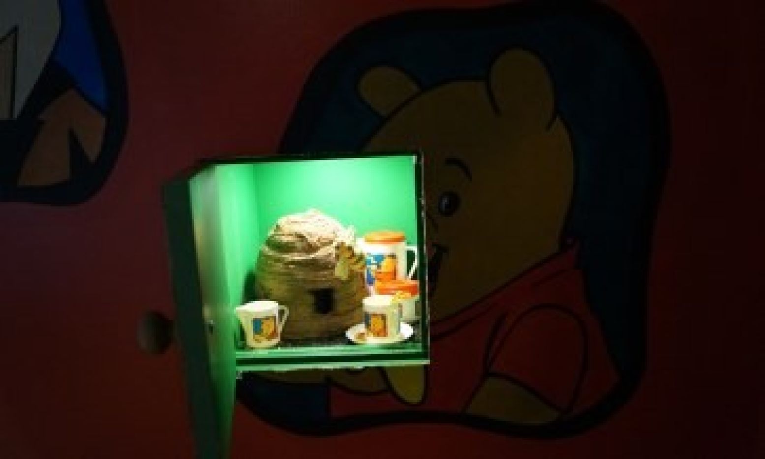 Thee is lekker met honing... en wie houdt er nog meer van honing? Dat ontdek je bij de interactieve muur! Foto: Grytsje Anna Pietersma