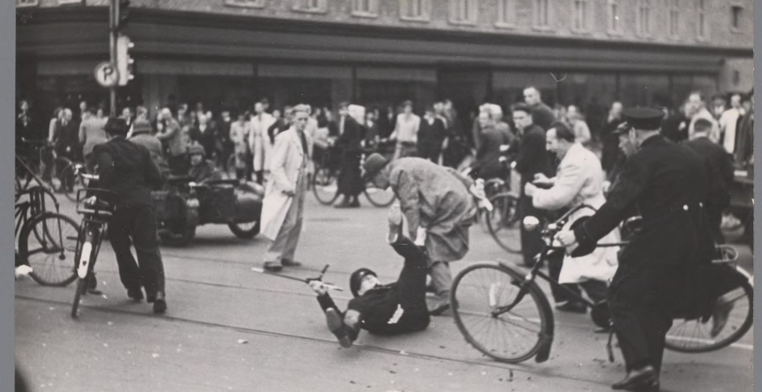 Schermutseling tussen een WA-man en een politieagent in Utrecht, 1941. Foto: Stadsarchief Amsterdam, Collectie Bart de Kok en Jozef van Poppel.