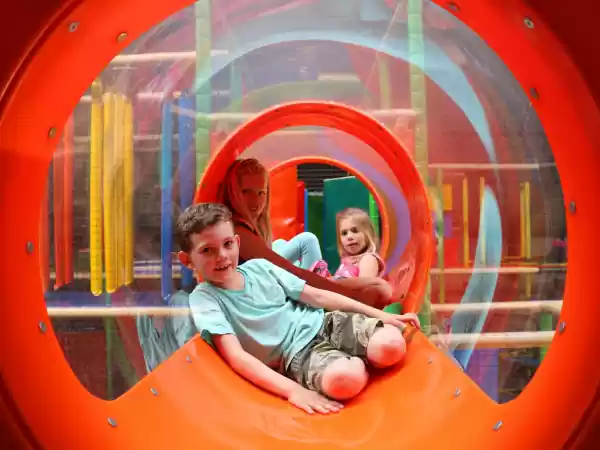 Even rusten van al dat klimmen in de tunnel. Foto: Monkey Town Warmond