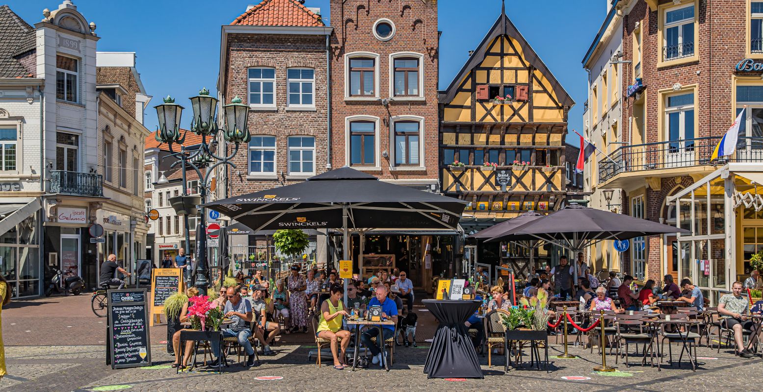 Drink een heerlijk Limburgs biertje of proef verrukkelijke streekgerechten op de Markt van Sittard. Foto: © Visit Zuid-Limburg