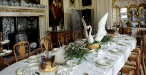 Beleef het ultieme kerstgevoel in een eeuwenoud kasteel Zo sjiek at de adel vroeger tijdens feestdagen. Foto: Kasteel Amerongen