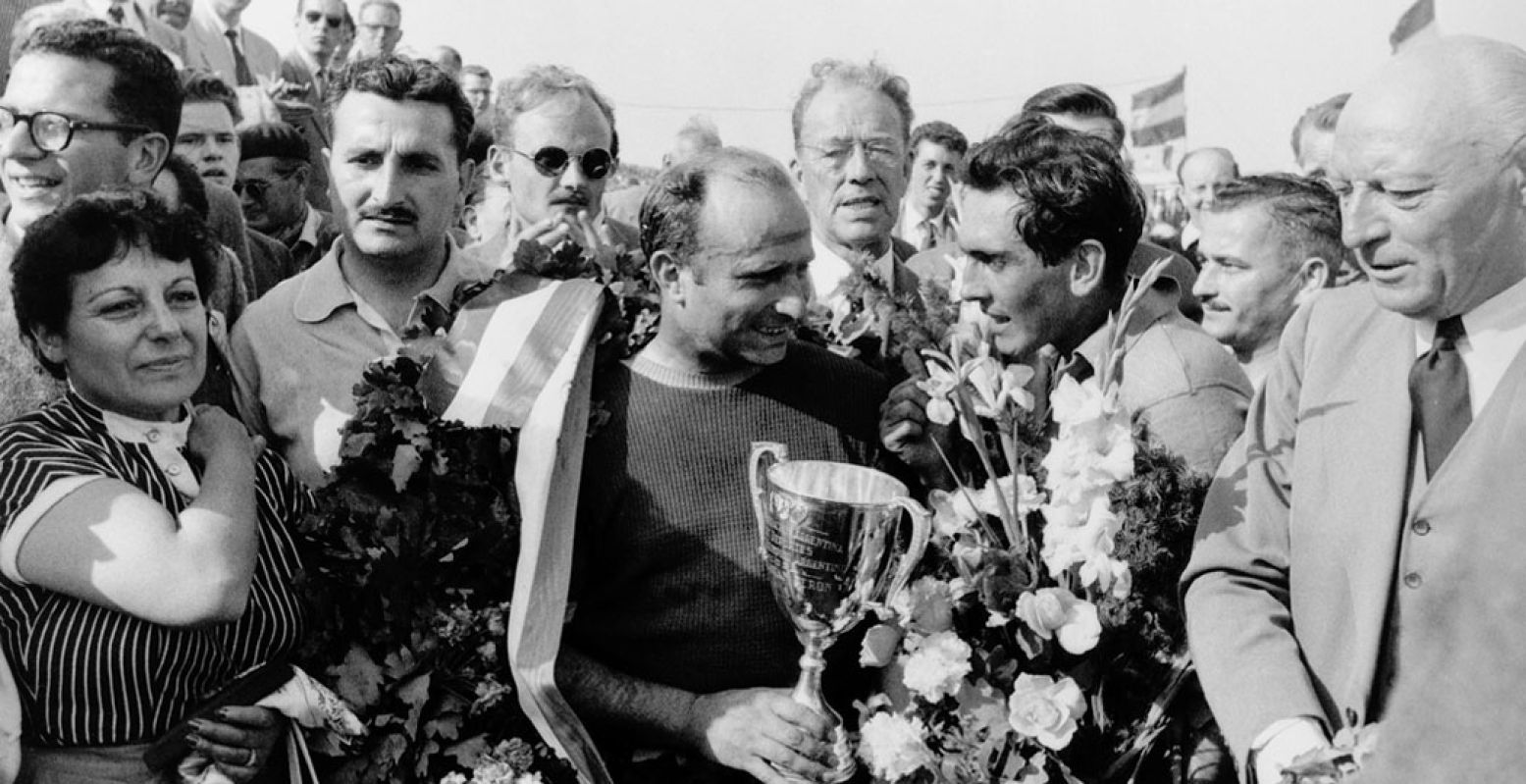 Winnaar en vijfvoudig wereldkampioen Juan Manuel Fangio in Zandvoort in 1955. Foto: Mercedes-Benz Museum