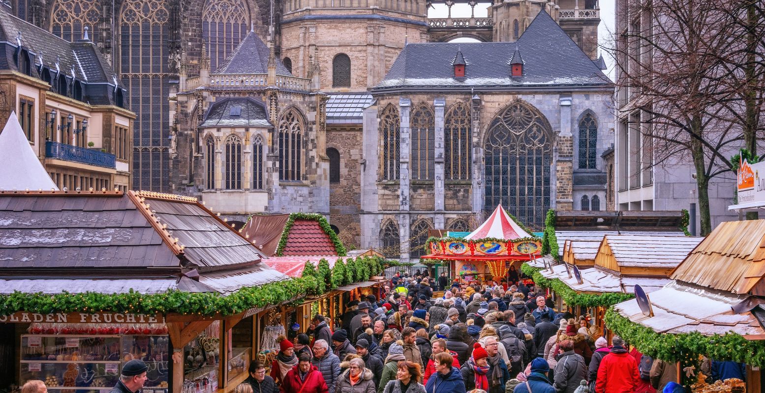 Gezelligheid troef op de kerstmarkt rondom de oude Dom van Aken. Foto: Peter H. via  Pixabay 