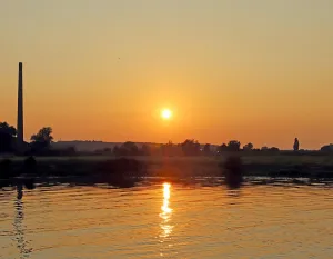Mooie zonsondergang vanaf de blauwe Bever foto: Cees van Doodeweerd - stichting Rijnoevervaarten Mooie zonsondergang vanaf de blauwe Bever foto: Cees van Doodeweerd - stichting Rijnoevervaarten
