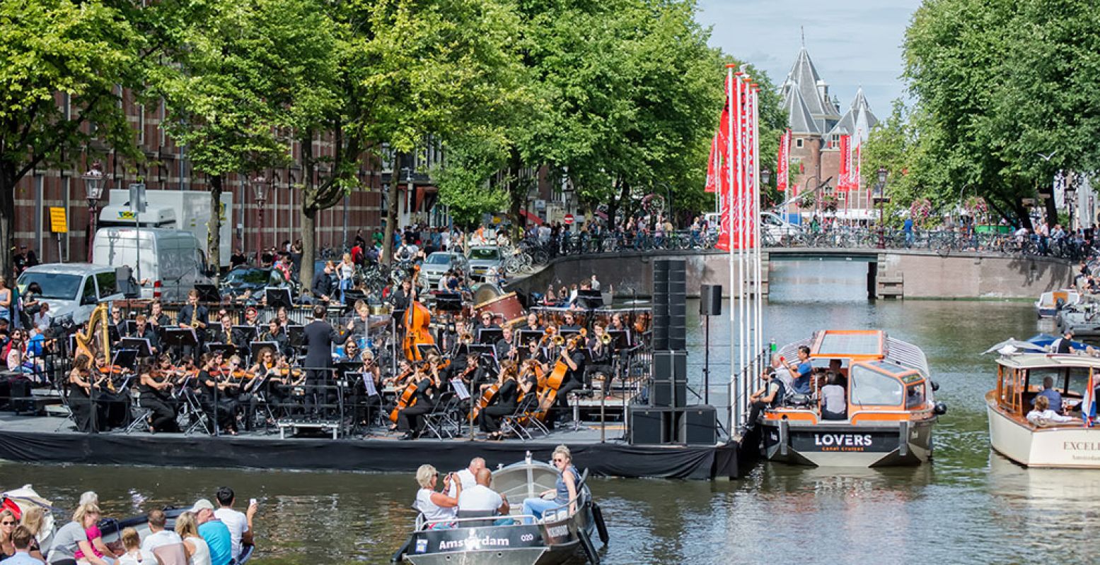 Optredens op het water, omgeven door bootjes met luisteraars. Het hoort bij het Grachtenfestival. Foto: Grachtenfestival © Robert Verhoeve