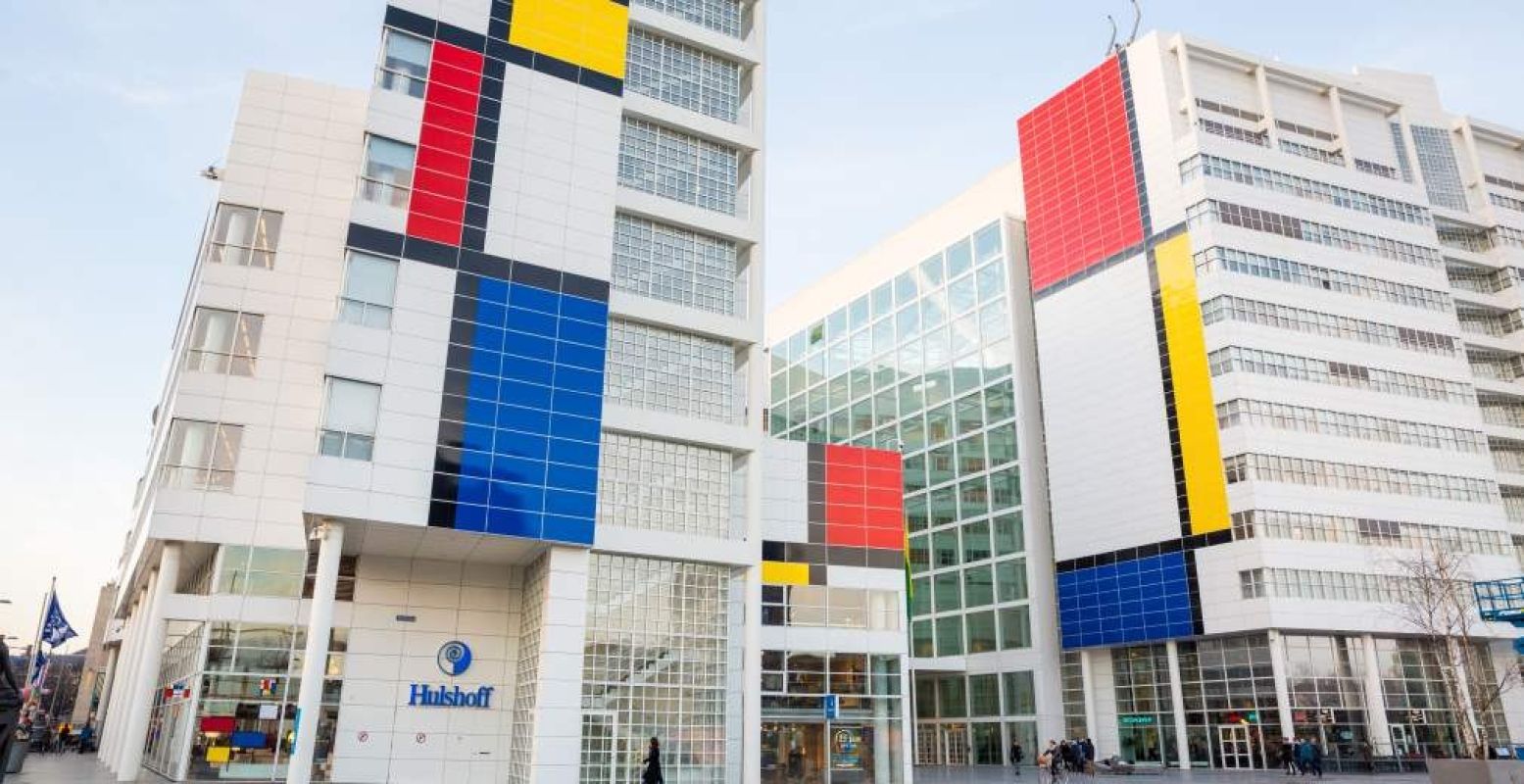 De grootste Mondriaan ter wereld op het stadhuis van Den Haag. Foto: Den Haag Marketing