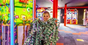 Arcadehallen zijn hot. Een dagje gamen doe je hier Bij Let's Play-it vliegt de tijd! Ga je voor de flipperkast of voor een potje air hockey? Foto: Let's Play-it