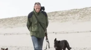 Kom speuren naar fossielen op het strand Speurder Walter Langendoen is dagelijks op het strand bij de Maasvlakte te vinden. Foto: FutureLand