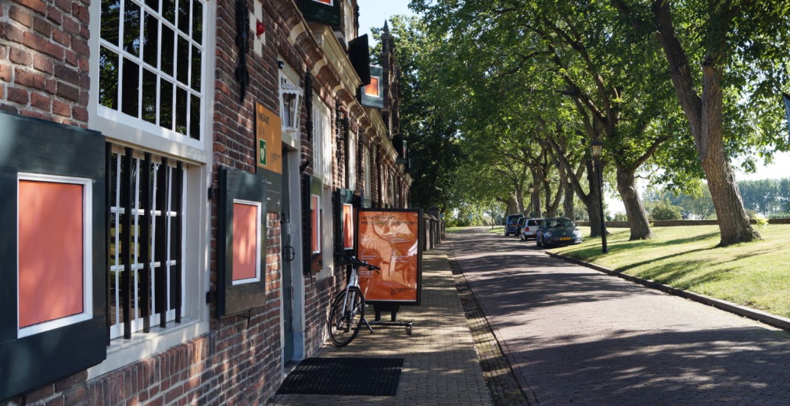 Het Marechausseemuseum zit in het voormalige Weeshuis van Buren. Foto: DagjeWeg.NL / Grytsje Anna Pietersma