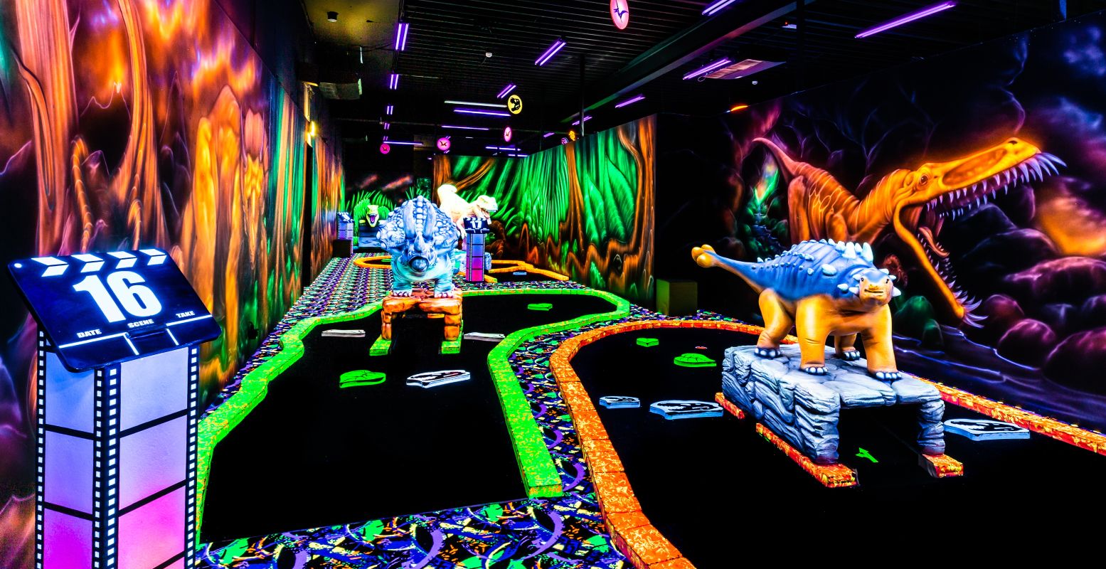 Speel samen een spelletje glowgolf in dit fluorescerende decor van GlowGolf Eindhoven. Foto: Marc Verhees