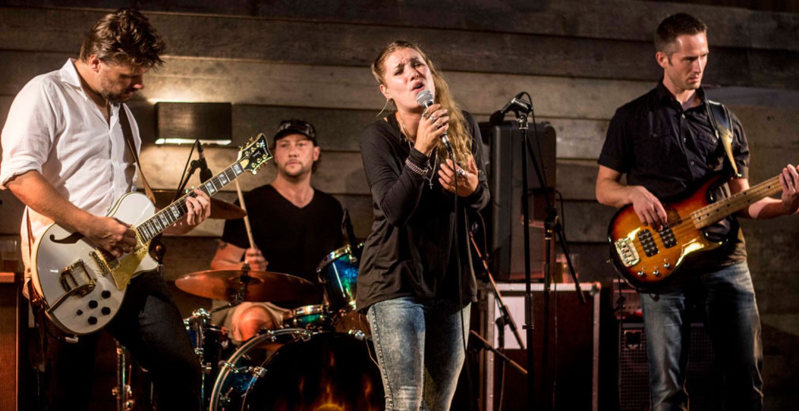 De Anouk-coverband Nouked treedt op in het Haags Historisch Museum. Foto: Haags Historisch Museum.