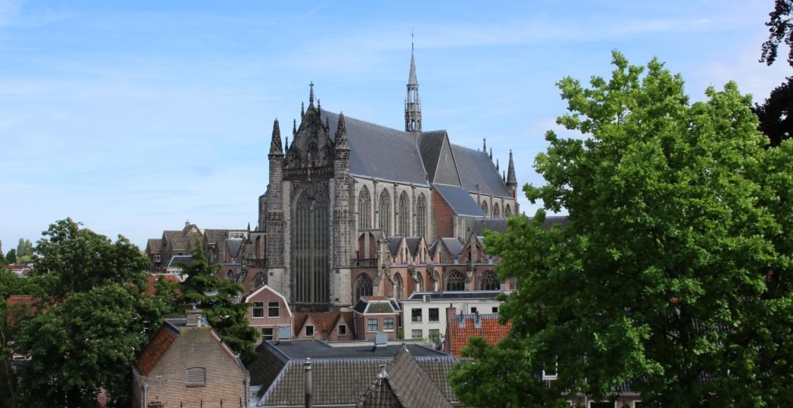 Vanaf de Burcht heb je uitzicht over de hele stad Leiden, waaronder de Hooglandse Kerk. Foto: DagjeWeg.NL.