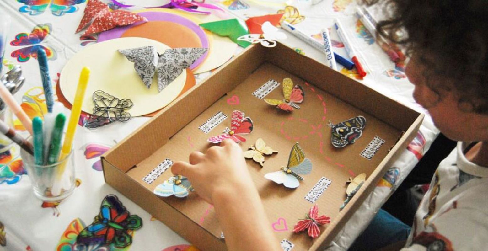 Tijdens een workshop maak je je eigen vlinderkast. Foto: Museum TwentseWelle.