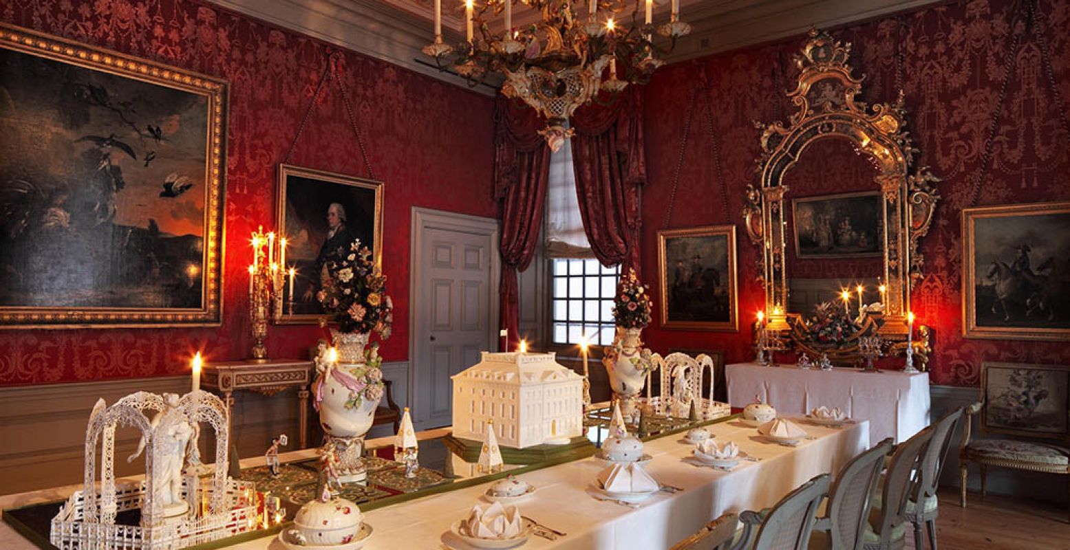 De vertrekken in Paleis Het Loo zijn feestelijk versierd en de tafels gedekt met het mooiste servies. Foto: M. Elsevier Stokmans.