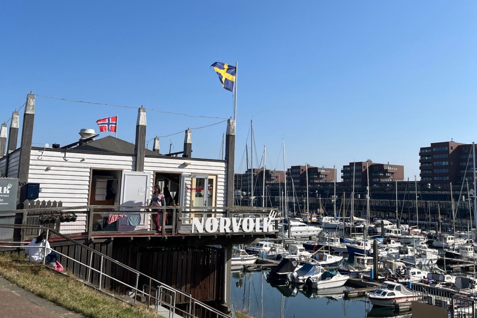 Norvolk zit op een prachtige locatie, aan de Scheveningse haven. Foto: Redactie DagjeWeg.NL Norvolk zit op een prachtige locatie, aan de Scheveningse haven. Foto: Redactie DagjeWeg.NL