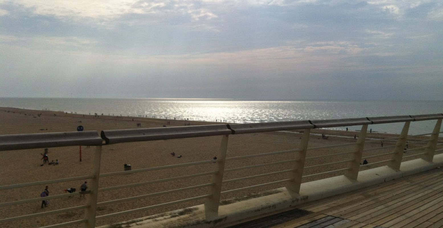 Genieten van het uitzicht over zee en strand in Scheveningen. Foto: DagjeWeg.NL