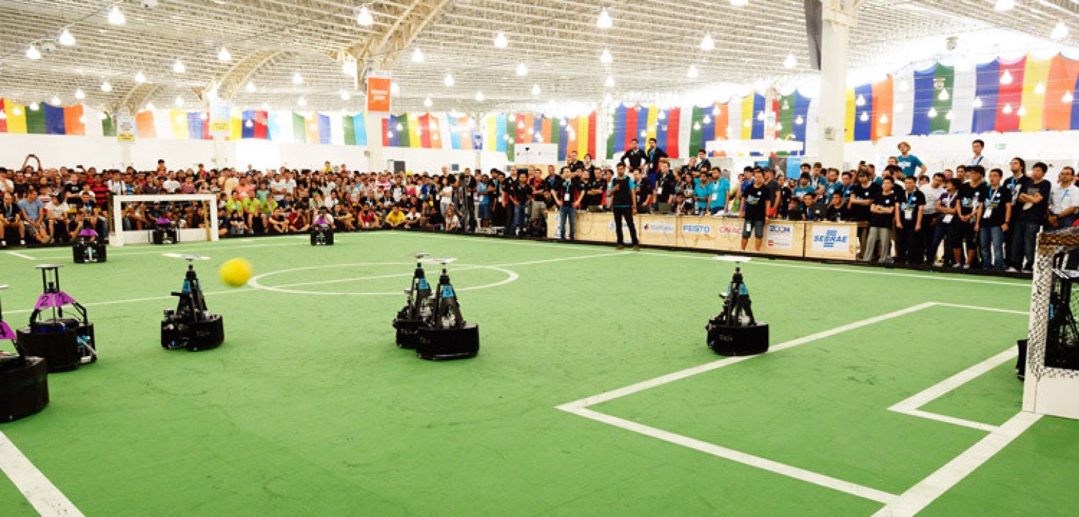 Zie hoe robots voetballen. Foto: Bart van Overbeeke