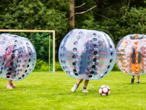 Speel een wedstrijdje bubbelvoetbal. Foto: Liever Buiten Â© Bram van Oosterhout