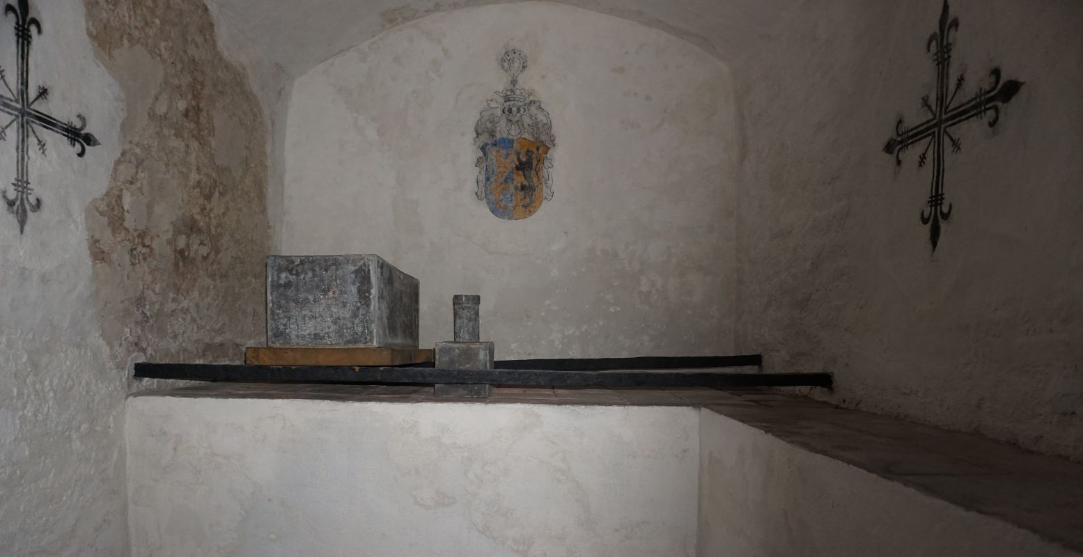 Gluren in de grafkelder van hertog Karel van Gelre, met zijn overblijfselen in een kistje onder het wapen van Gelre. Foto: DagjeWeg.NL
