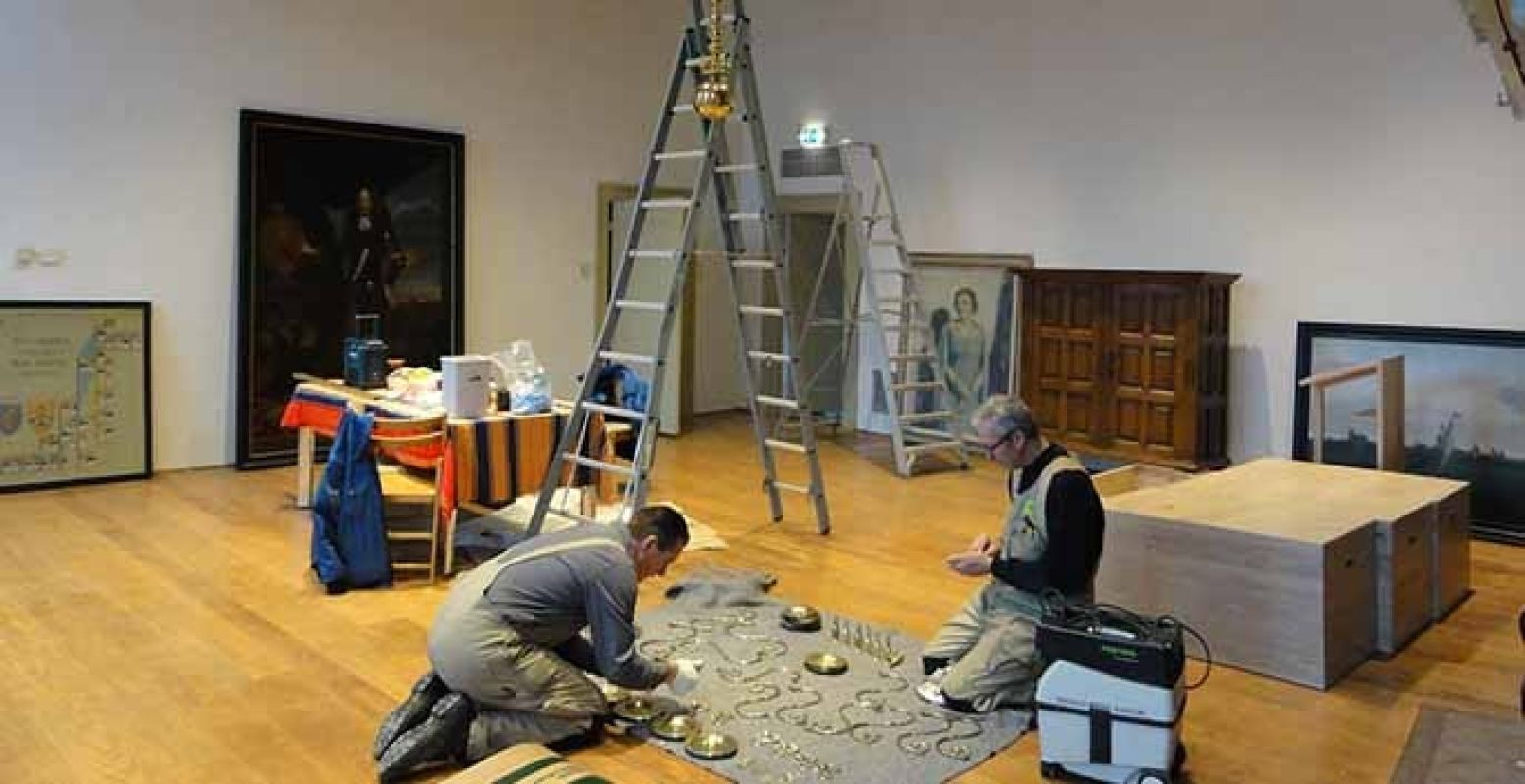 De puntjes op de i: de kroonluchter moet na de renovatie weer in elkaar worden gezet! Foto: Museum Schotse Huizen