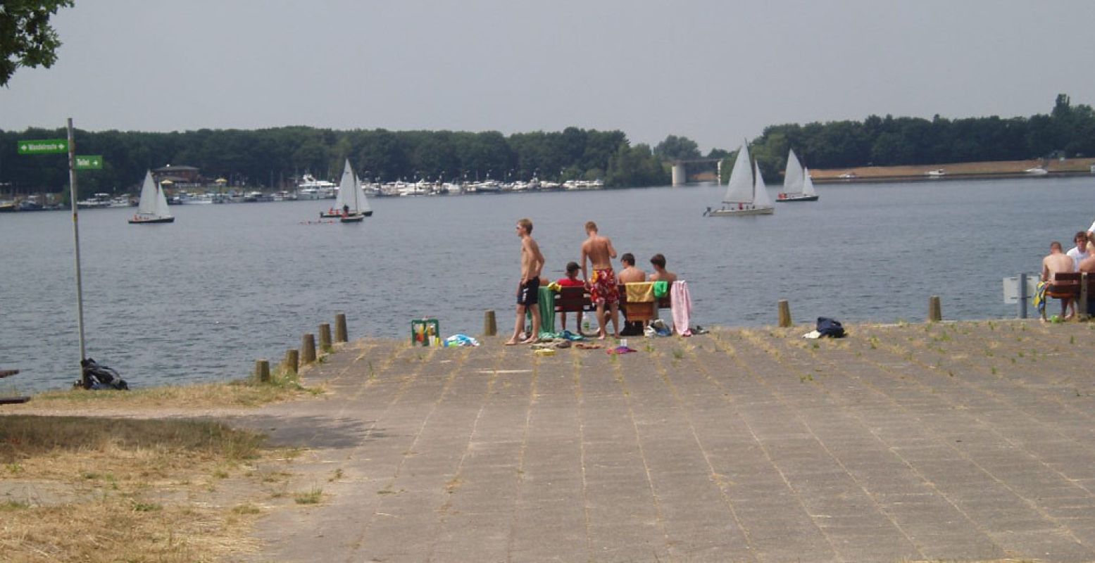 De Mookerplas heeft een open verbinding met de Maas, waardoor dit een ideale locatie is voor watersporters. Foto: Leisurelands.