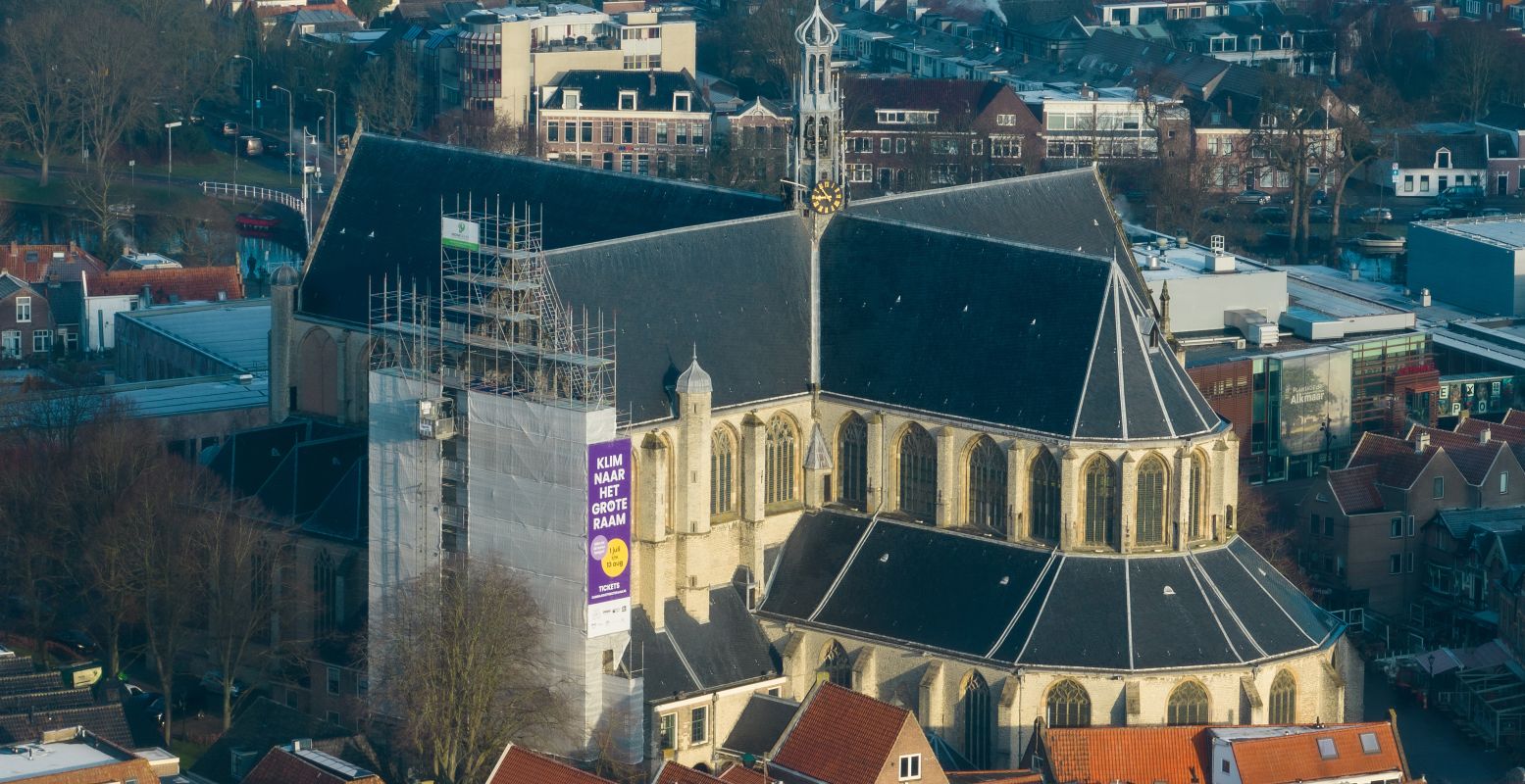 Beklim de steigers langs het Grote Raam van de Grote Kerk in Alkmaar. Foto: Erik Boschman
