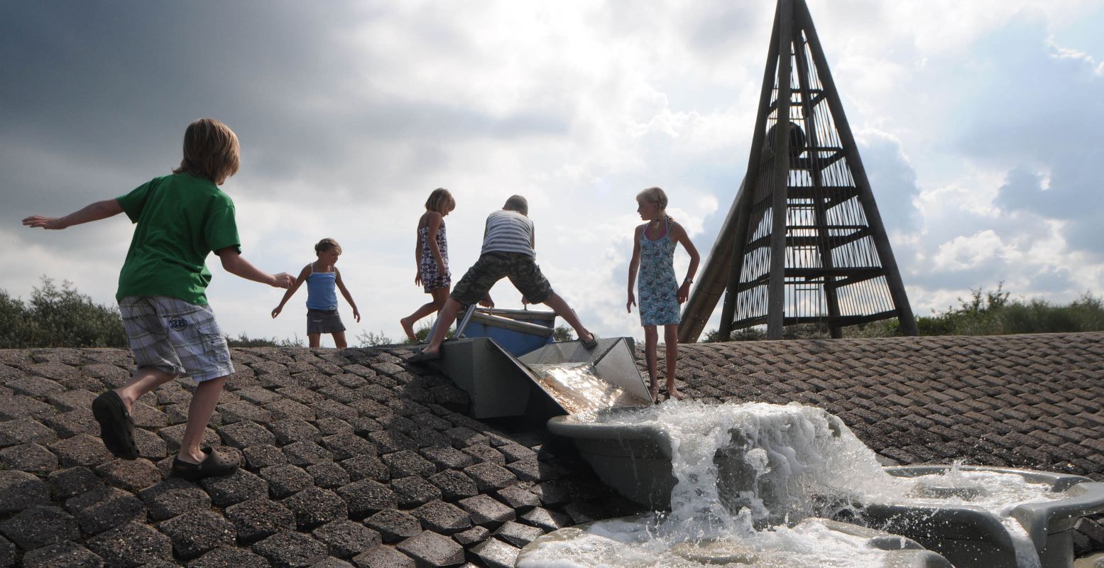 Uren waterplezier op de waterspeelplaats van Neeltje Jans. Foto: Provincie Zeeland © Willem Woznitza