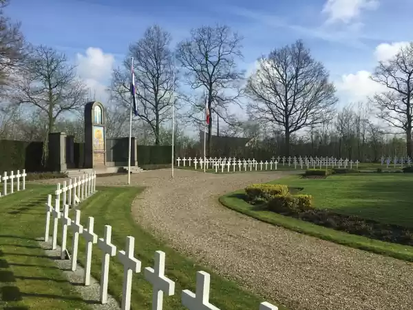 De begraafplaats toont de gevelde mannen uit de oorlog. Foto: Memorial 40-45 Kapelle ©