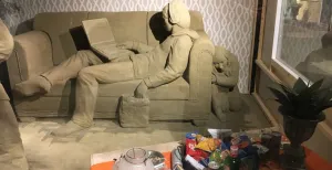 _t Veluws Zandsculpturenfestijn brengt nostalgie, humor en kunst bij elkaar Ouders spreken hun losgeslagen puber toe voordat ze op vakantie gaan. Foto: Redactie DagjeWeg.NL