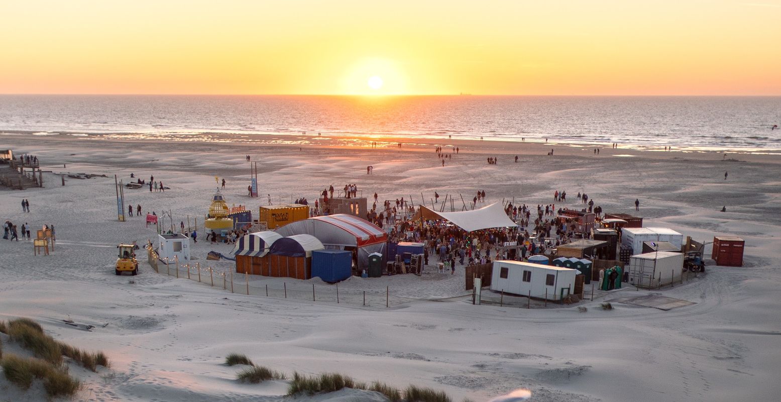 Overal op Terschelling vind je muzikale optredens en theatervoorstellingen. Foto: Oerol Festival