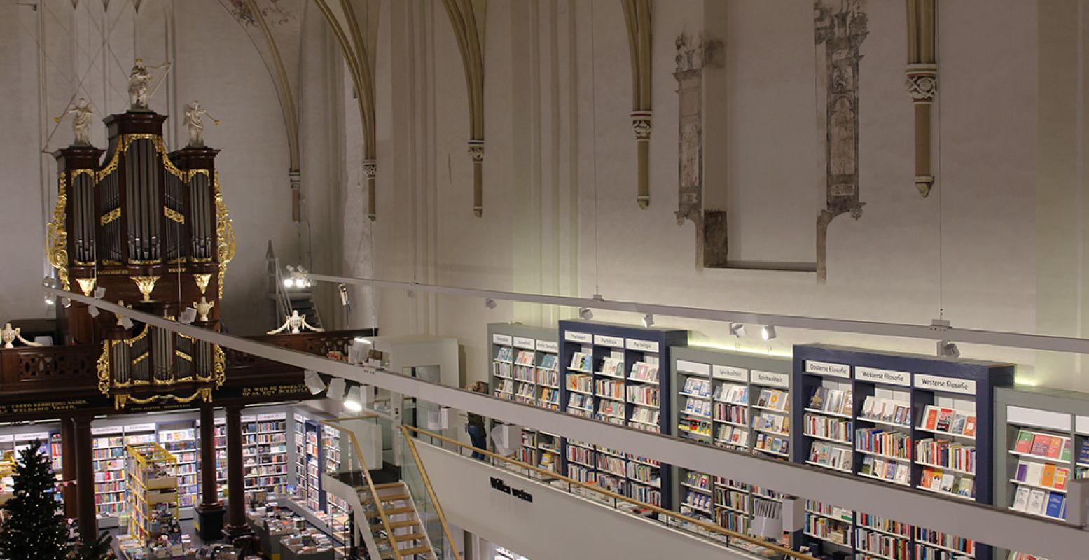 Een van de blikvangers van Van der Velde In de Broeren is het Scheuer-orgel, gebouwd door de Zwolse orgelbouwer J.C. Scheuer. Het is nog in originele staat en wordt nog regelmatig bespeeld door organisten. Foto: DagjeWeg.NL.