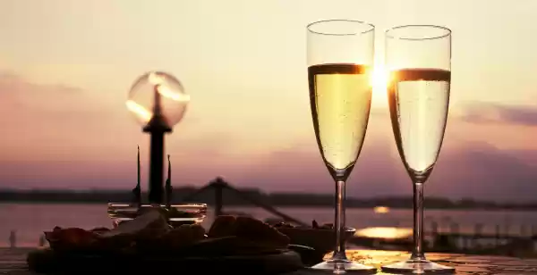 Romantische boost voor iedere relatie Proost op een liefdevol en gelukkig leven! Foto:  Pexels.com .