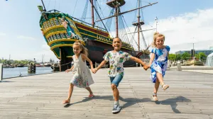 Het VOC-schip de Amsterdam in de haven van Het Scheepvaartmuseum Foto: Foto: Twycer