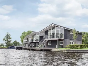 Landal Waterpark Sneekermeer Waterwoningen met eigen aanlegsteiger.