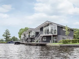 Waterwoningen met eigen aanlegsteiger.